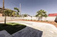 Downtown Hanford Getaway - New 4 bed, 3 Bedroom, 2.5 Bath - 3 ดาว