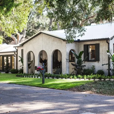 WALK to restaurants, lighthouse and shops! Charming  cottage, cozy & bright!