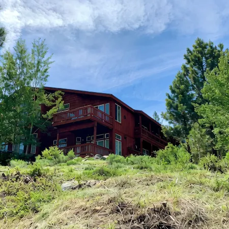 Family Friendly, Gorgeous Views and steps to Tahoe Donner Ski Hill