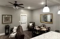 Beautiful Townhome with Pool - บูติค