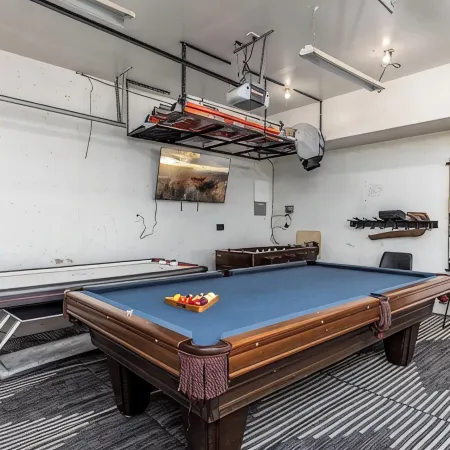 Ski in/Ski Out Cabin. 5 Bedrooms. 4 King Beds. Bunk Room. Fast WiFi. Sleeps 25+