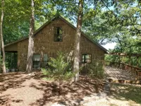 FORD'S CREEK CABIN: Secluded Lakefront Rock Cabin in the Woods-Big Lake View - Chalets