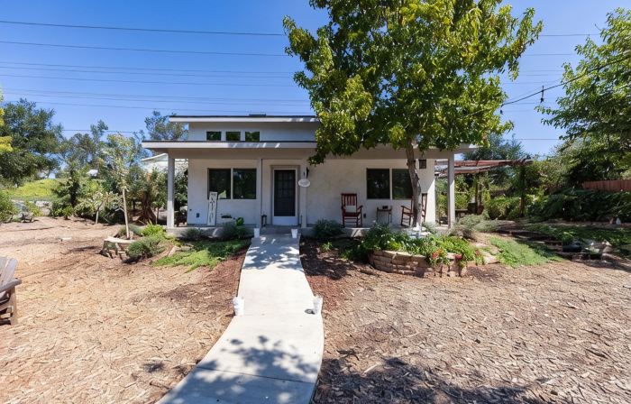 Adorable 4 Bedroom Guest House WPool + Jacuzzi
