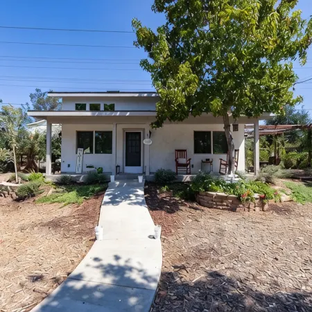 Adorable 4 Bedroom Guest House WPool + Jacuzzi