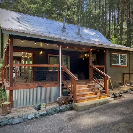 Forest Mountain Cabin, minutes to Downtown, trails, rivers & lakes