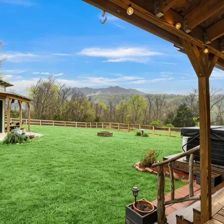 Cozy cabin retreat w/hot tub and fenced yard. Pet-Friendly!