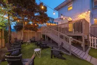 Sleeps 15, Designer Beach House w/ Yard + Porch, Steps to Beach + Parking - balcony