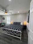 Lakefront home. Beach & park access. 8 miles to Cedar Point. 4 bedrooms 3 baths. - 무료 와이파이
