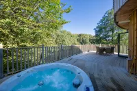 Otters Holt  Circular Riverside Retreat with Hot Tub - Villas