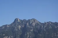 Jiuhua Mountain Shenguang Linju (Roushen Hall South Gate) - Bergblick