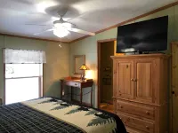 Cozy, peaceful "camp" in Hollywood Hills, just north of the town of Old Forge - Homestays
