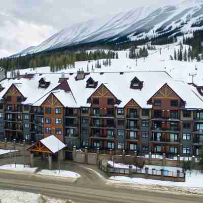 Glacier Mountaineer Lodge Hotel Exterior