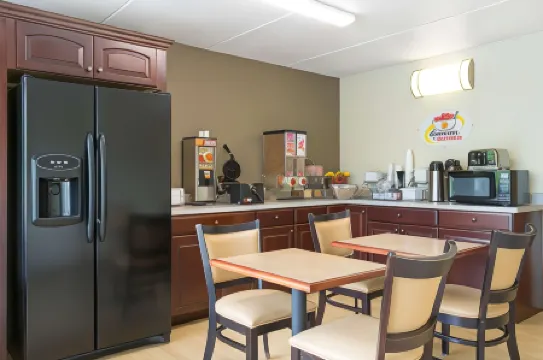 Super 8 by Wyndham Kingsport /I-81