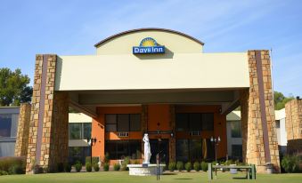 Days Inn by Wyndham Southern Hills/Oru