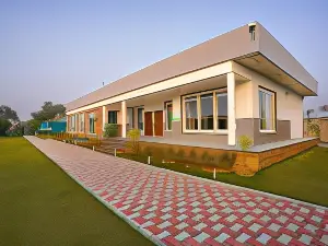 Luxury Farmhouse Stay, Pure Vegetarian- Santushti Farm, NCR