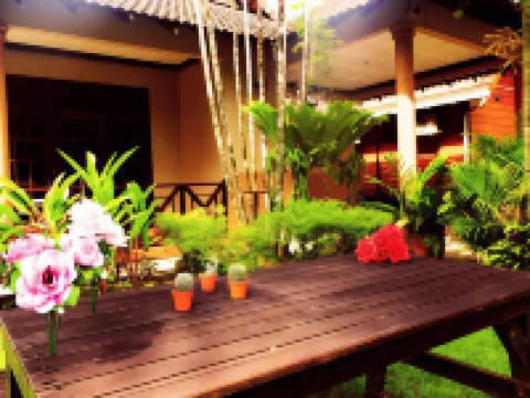 Six Villa Inn Hotels in Paka
