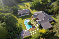 Nakatumble - Luxury Sustainable Villa with Farm Hotels near Hideaway Island