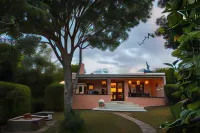 Moon Shine on Whiskey Creek Hotel a Keurboomstrand
