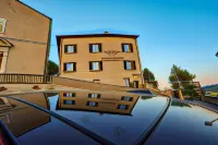 Albergo Diffuso Borgo Montemaggiore فنادق في San Costanzo