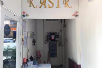 Penginapan Dheas Mitra RedDoorz Hotels near GKT PIK 2