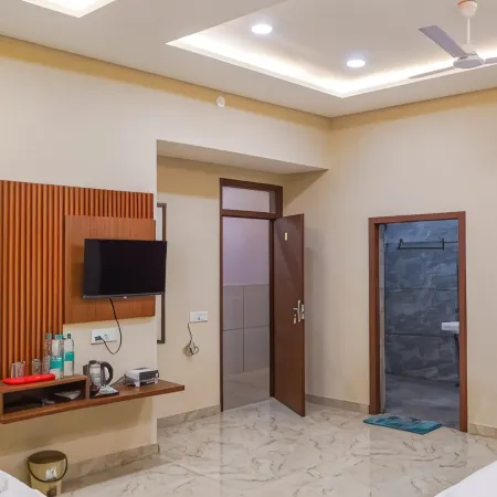 KANHA HOMESTAY & Motel