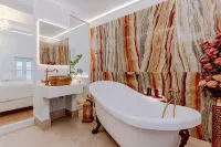 Madame Hortense - Bathtub
