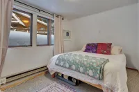 Mountain Cabin on Alyeska with Amazing Valley Views 알예스카 산 주변 호텔
