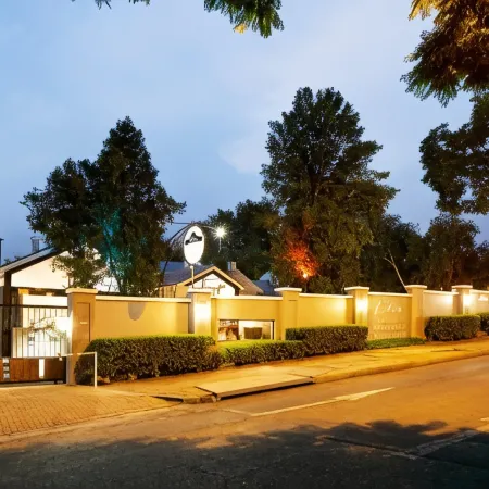 Clico Boutique Hotel Отели рядом с достопримечательностью «Роузбенк»