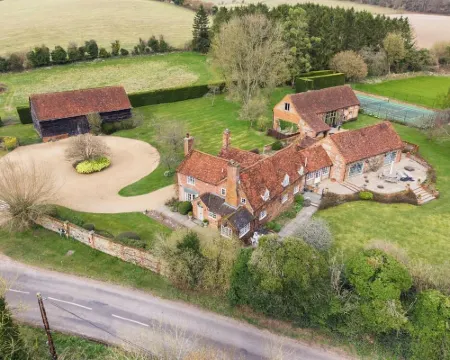 Barn conversion, 10 mins from Henley-on-Thames. Tennis court & indoor pool. Hotels in Henley-on-Thames