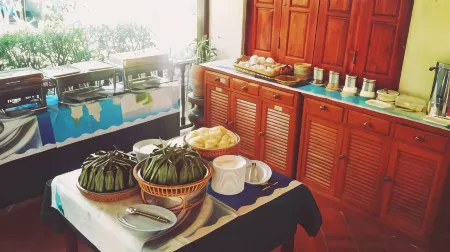 Baansuan Lychee Maeklong Resort Ampawa Отели рядом с достопримечательностью «Wat Bang Kung»