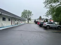 Rodeway Inn & Suites Brunswick Near Hwy 1 - parkir