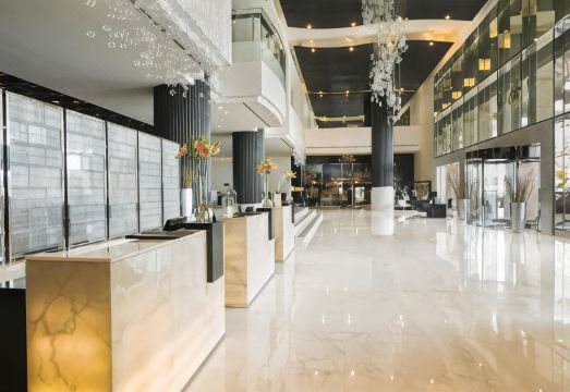 소피텔 아부다비 코르니시 호텔 로비