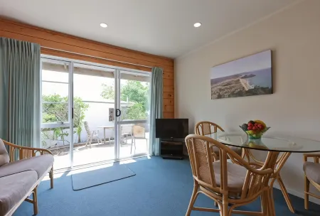 Pauanui Pines Motor Lodge Отели в г. Пауануй