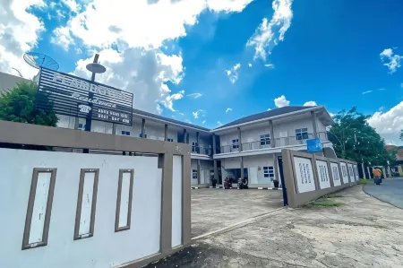 RedDoorz at Jalan Hos Cokroaminoto Jambi Отели в г. Simpang III Sipin