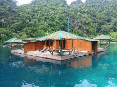 Paolyn Floating House Restaurant Hotels near Banana Island