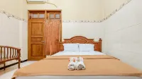 Hotel Shinta 2 near Alun Alun Kertosono Hotel dekat Toko Mubarok "Grosir Snack & Grosir Oleh2 Haji dan Umroh"