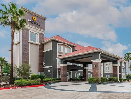 La Quinta Inn & Suites by Wyndham Tomball Отели в г. Томбал