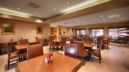 Best Western Plus Scottsdale Thunderbird Suites Отели в г. Скоттсдейл