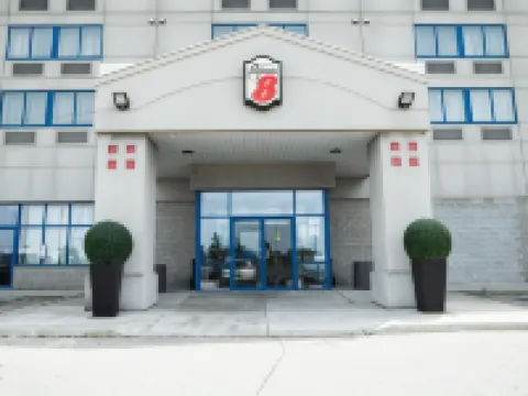 Super 8 by Wyndham Mississauga Hotels near Mississauga Convention Centre