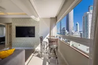 Apto Com Garagem e 2 Quartos a 60m da Praia ACO1103