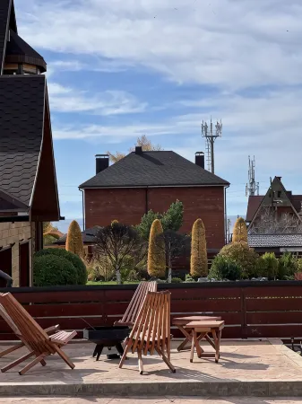 Larch Boutique Hotel Отели рядом с достопримечательностью «Три измерения»