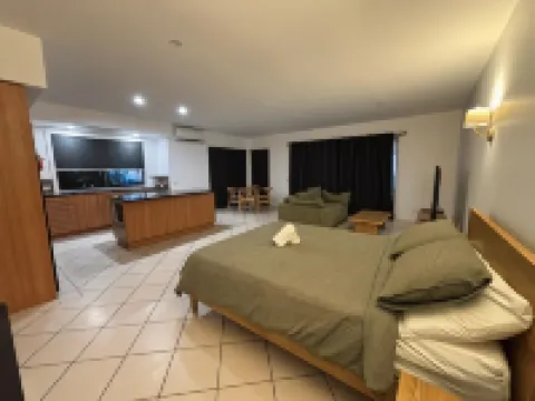 Surf Inn Boutique Backpackers - Free Breakfast