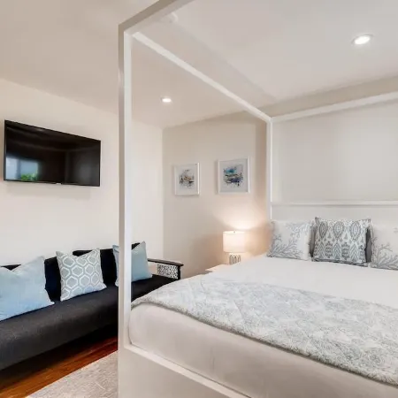 NEW Modern Island Getaway, sleeps 6, Dog Friendly!