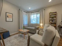 Charming 2-bedroom cottage with WiFi, AC in lovely Pella Hotels in Pella