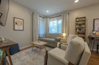 Charming 2-bedroom cottage with WiFi, AC in lovely Pella