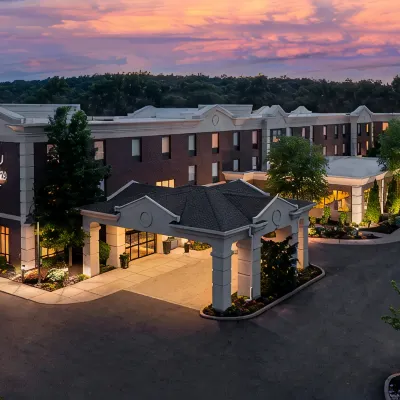 Hampton Inn & Suites Hartford/Farmington Hotels near Pine Lake Park