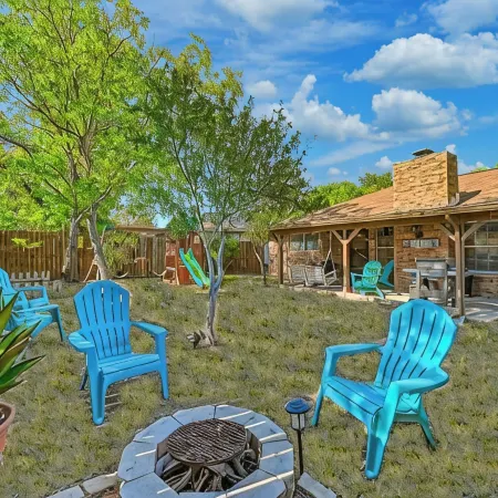 Kerrville Hidden Gem with Firepit and Grill - Great Location