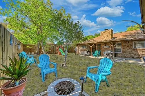 Kerrville Hidden Gem with Firepit and Grill - Great Location