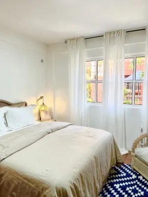 Stay at Casa Carnaval walking distance to Playa Moreno Hotel di 