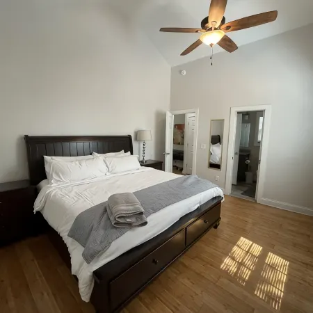 Adorable guest house with private backyard in Mount Pleasant